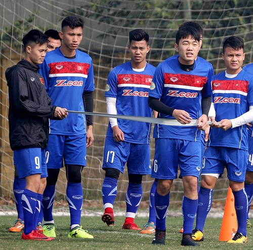 Xuân Trường tập thể lực cùng đồng đội.